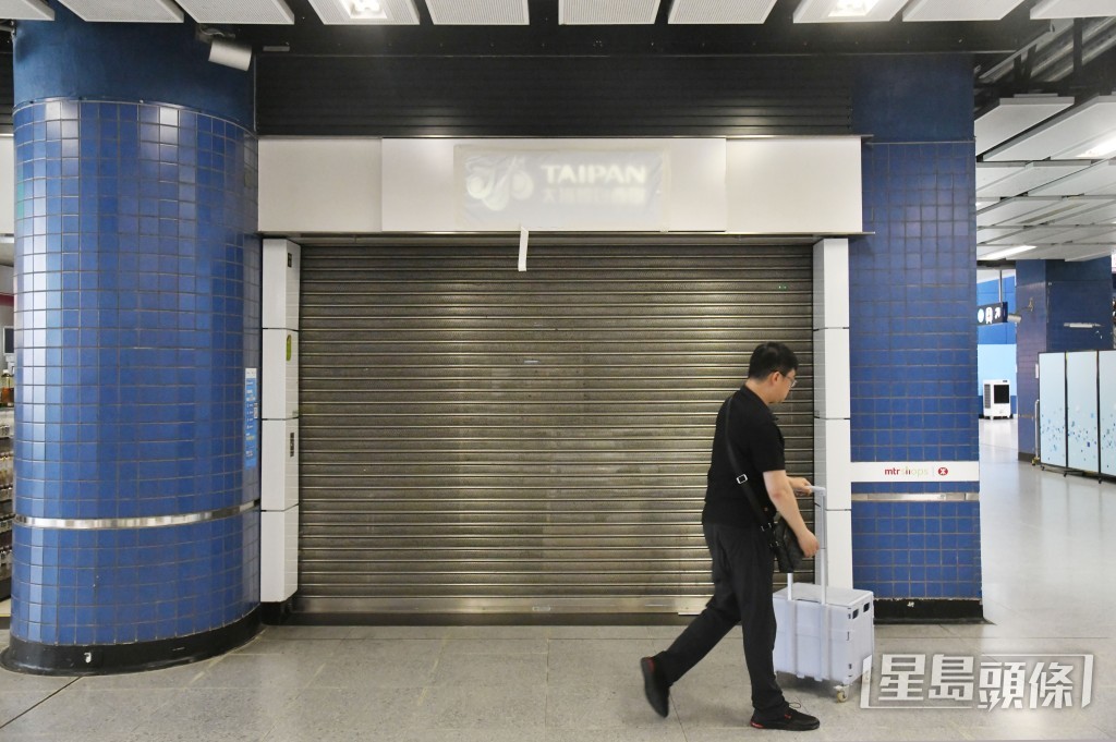 大班西餅位於港鐵店的門市招牌被遮上。 大班西餅位於港鐵店的門市招牌被遮上。