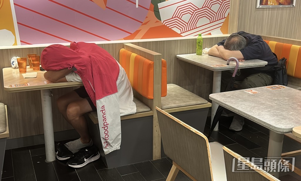 兩名返通宵班工作的市民,因其住所在封鎖範圍內,因此放工亦未能返家休息,只好伏在快餐店枱上休息。林思明攝 兩名返通宵班工作的市民,因其住所在封鎖範圍內,因此放工亦未能返家休息,只好伏在快餐店枱上休息。林思明攝