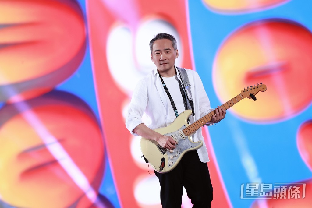 石頭落力彈奏。 石頭落力彈奏。