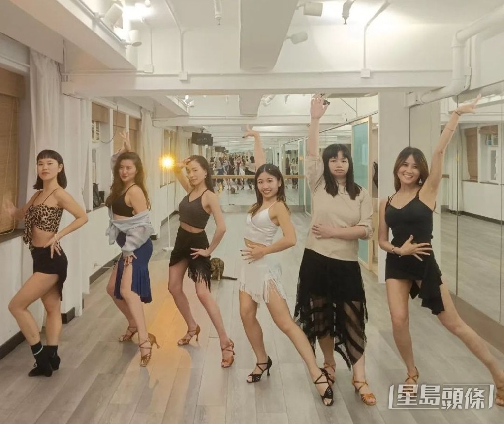 仲同班好姊妹跳吓拉丁舞。 仲同班好姊妹跳吓拉丁舞。