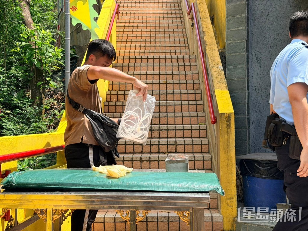 警員檢走上吊用的尼龍繩。梁國峰攝