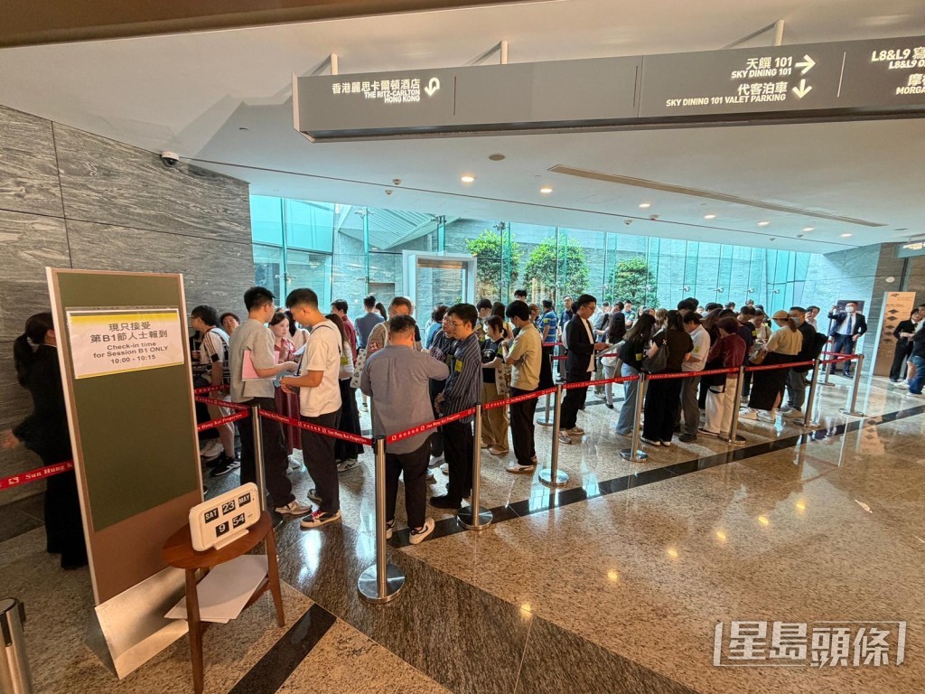 形瑨今日進行第3輪銷售,今早售樓處現排隊人龍。 形瑨今日進行第3輪銷售,今早售樓處現排隊人龍。
