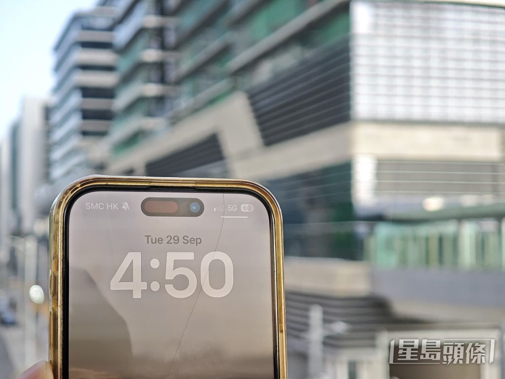 記者實測4時50分到達,需時約10分鐘,長者或行動不便人士或需時更久。 記者實測4時50分到達,需時約10分鐘,長者或行動不便人士或需時更久。