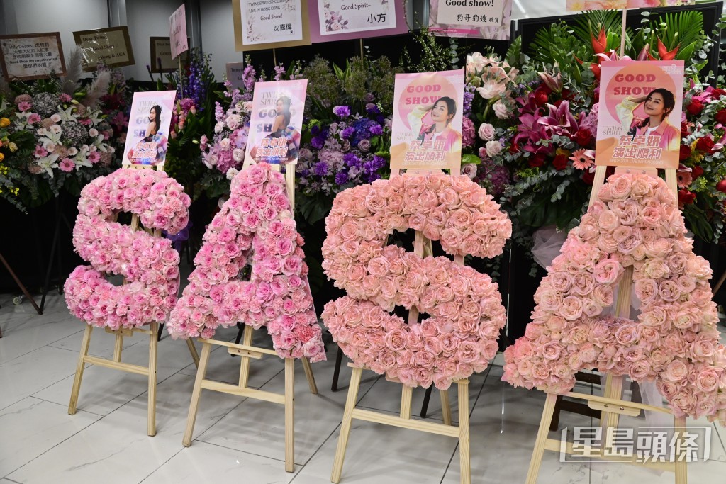 後台一片花海。