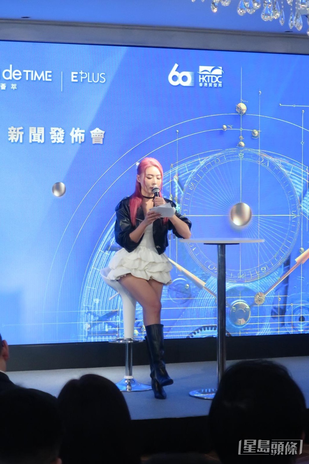 名錶展中Joey為大會擔任主持介紹一系列腕錶。
