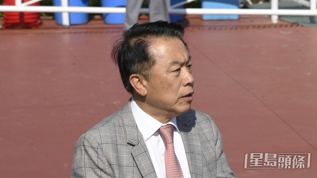 「超寫意」今朝課後姚本輝行埋此駒身旁，卻未有理會同時段出跳的「輕功猛男」。