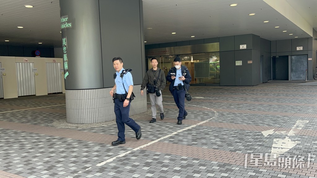 警員到醫院了解事件。林思明攝 警員到醫院了解事件。林思明攝
