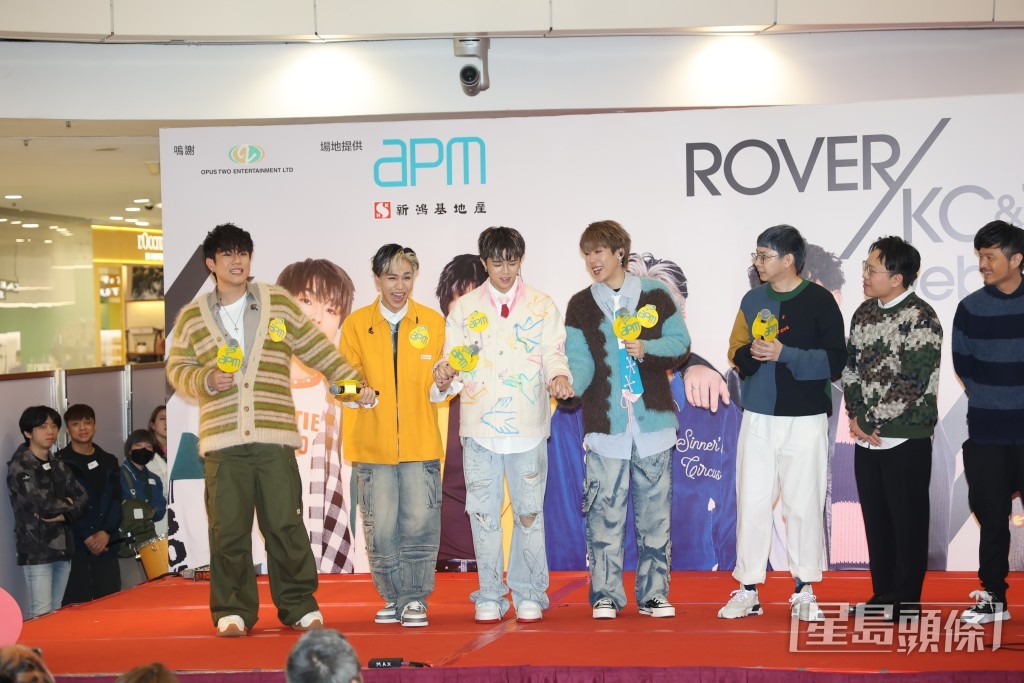 ROVER重演手拖手入錄音室的情境。