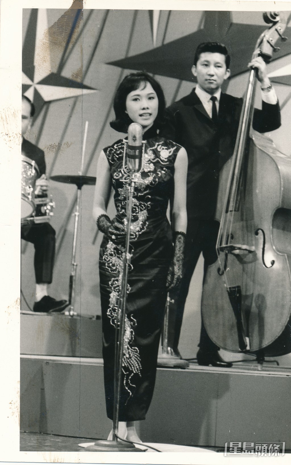 星島晚報主辦「1965年第六屆業餘歌唱比賽」電視頒獎演出，早前得獎的四組冠亞季軍昨晚在麗的呼聲電視表演，國語曲組冠軍劉鳳屏演出。