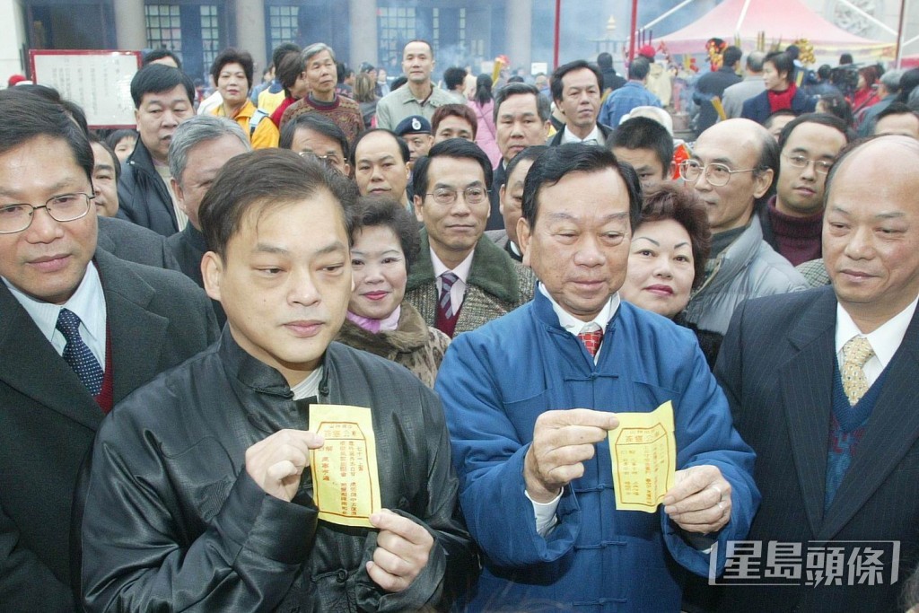 劉皇發(右二)2004年為港求籤。資料圖片 劉皇發(右二)2004年為港求籤。資料圖片