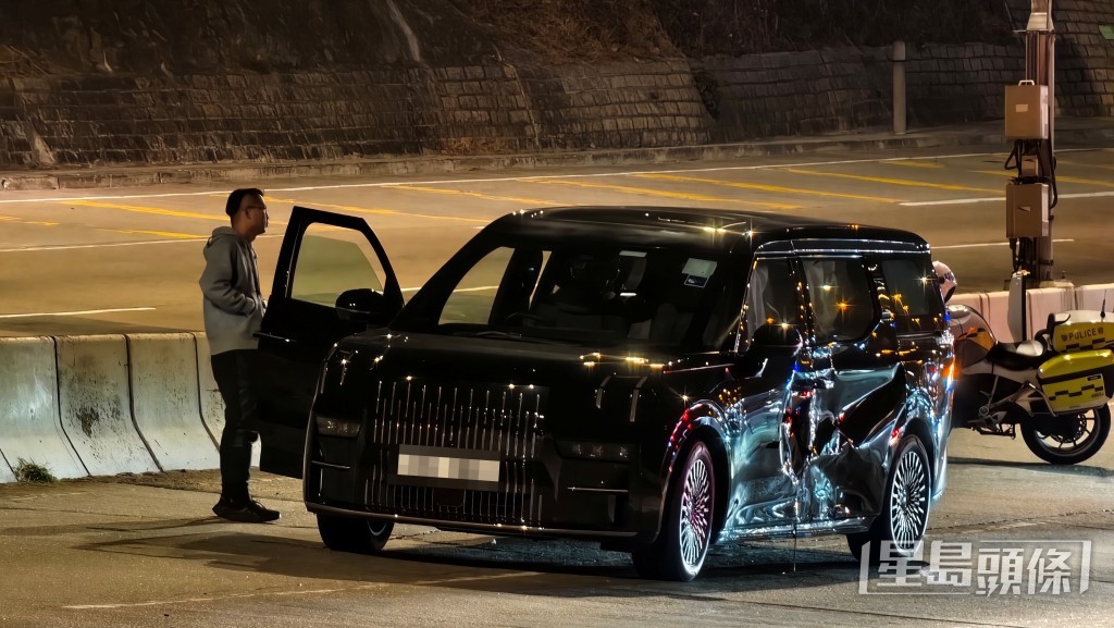 黑色七人車左邊車身凹陷。 黑色七人車左邊車身凹陷。