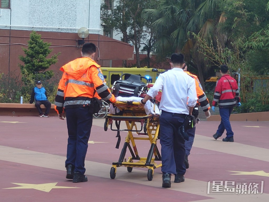 警方和救護員到場後,將女子從樹上解下,當場證實其已死亡。蔡楚輝攝 警方和救護員到場後,將女子從樹上解下,當場證實其已死亡。蔡楚輝攝