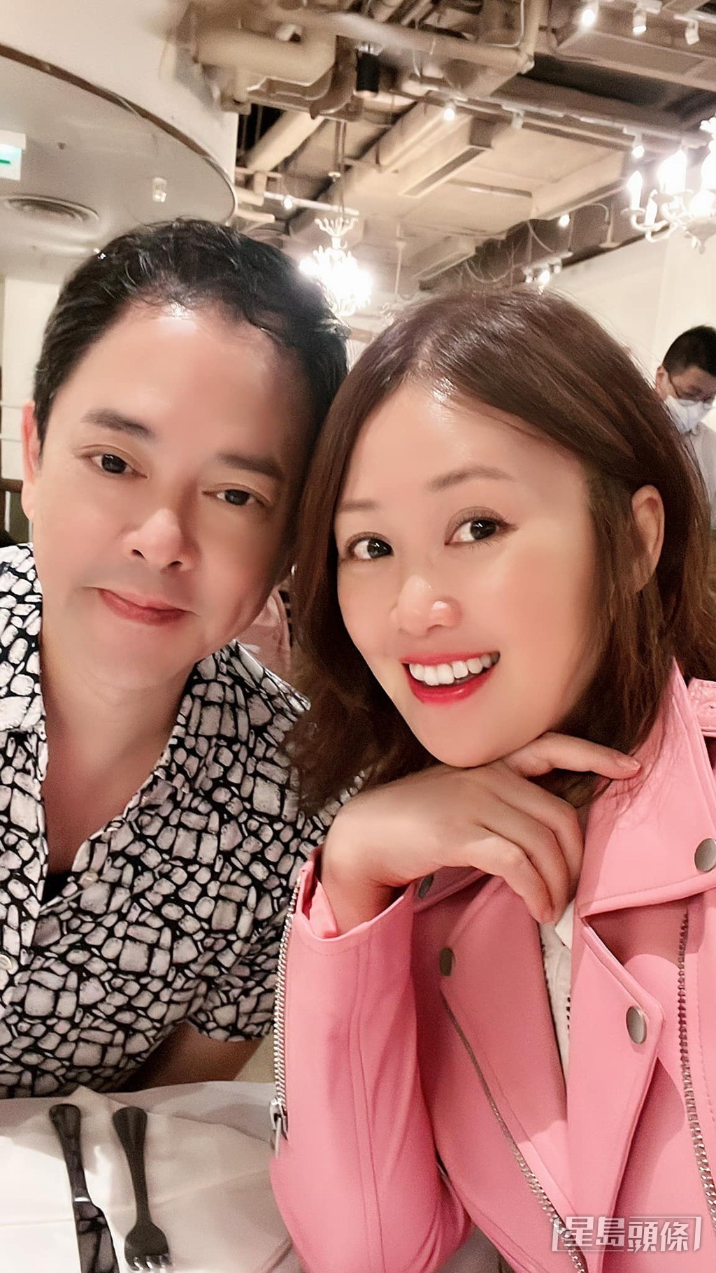 多年來兩公婆形影不離。 多年來兩公婆形影不離。