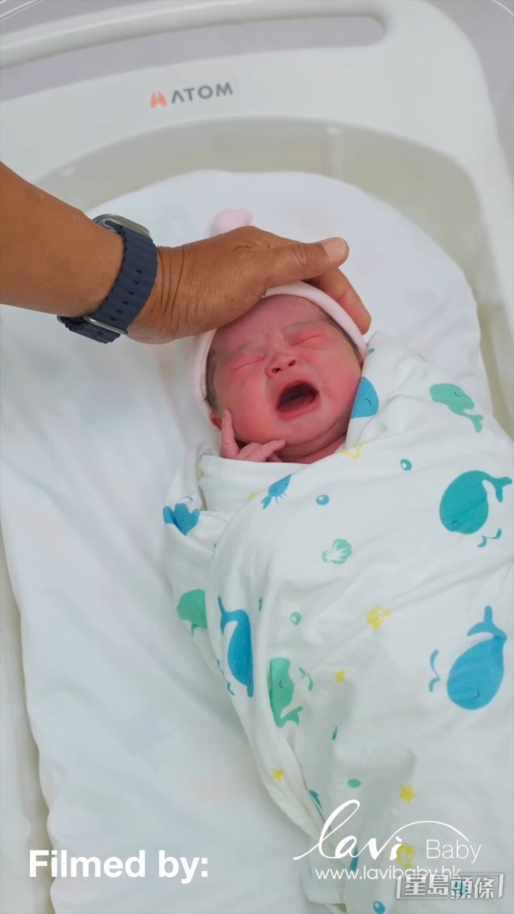 爸爸輕輕安撫女兒。 爸爸輕輕安撫女兒。