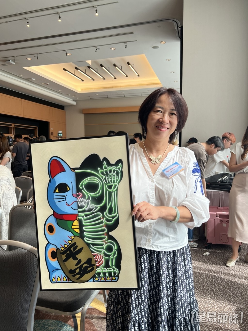 佛倫藝術收藏總裁及喵星藝術策展人 Florence  Kung 與香港藝術家Billy Hung 的作品合照。