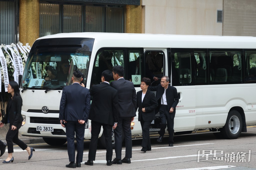 立法会前主席曾钰成(右)。 立法会前主席曾钰成(右)。