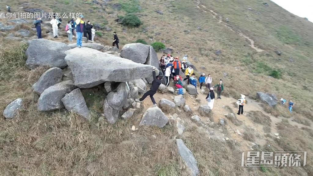有遊客排隊等候在大東山「跳板石」拍照。 小紅書截圖