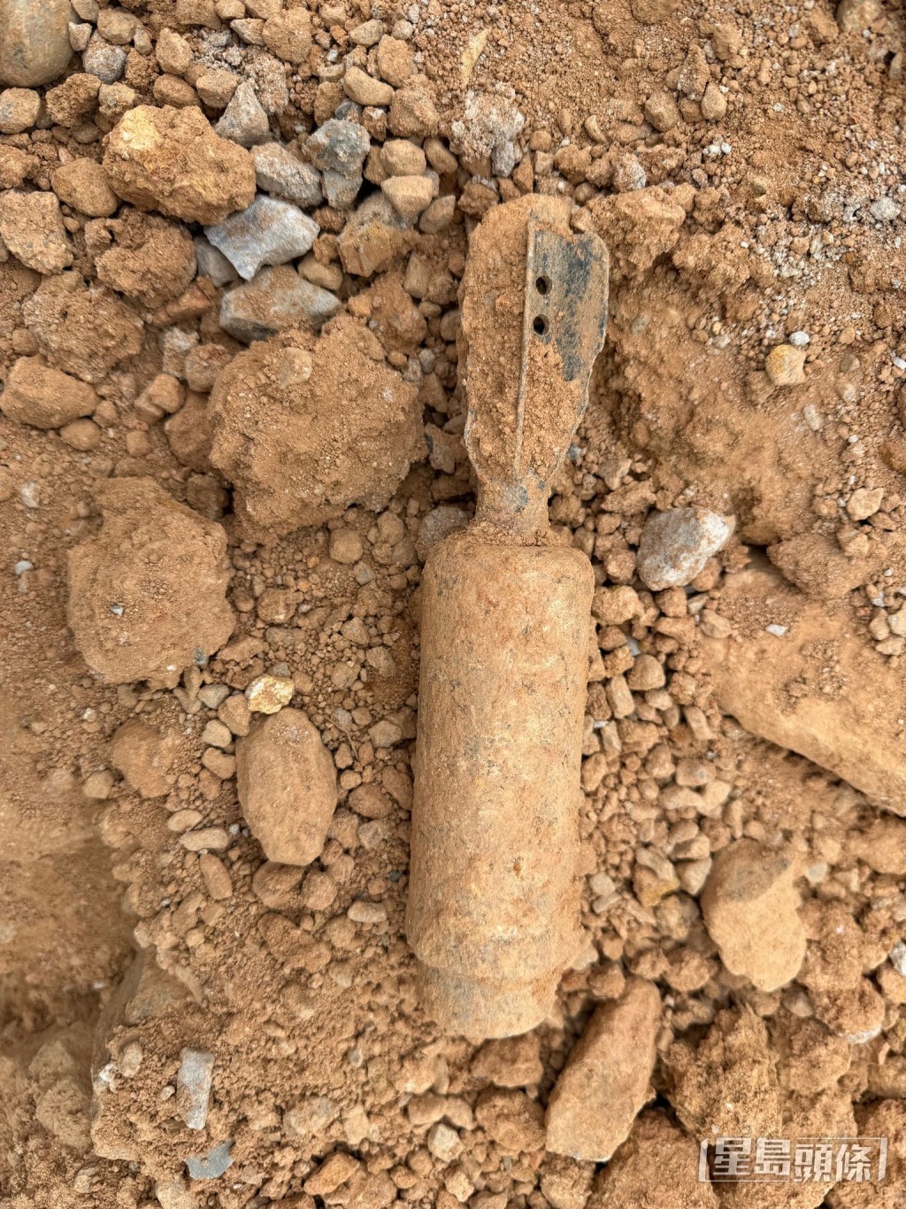 該枚二戰時期英式迫擊砲彈,長約25厘米,直徑約5厘米。 該枚二戰時期英式迫擊砲彈,長約25厘米,直徑約5厘米。