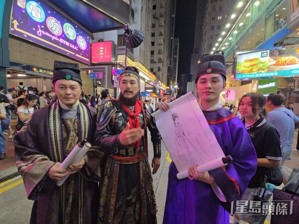拎出兩張「尋人啟事」。 拎出兩張「尋人啟事」。