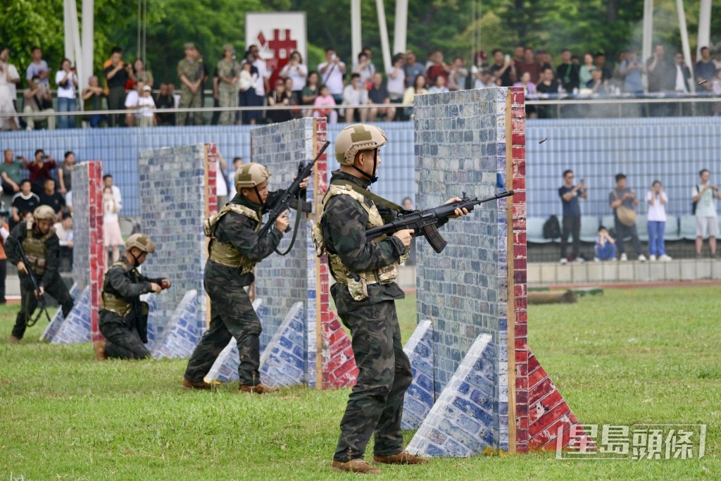 特戰隊員荷槍實彈射擊目標,展開清剿抓捕行動。 特戰隊員荷槍實彈射擊目標,展開清剿抓捕行動。