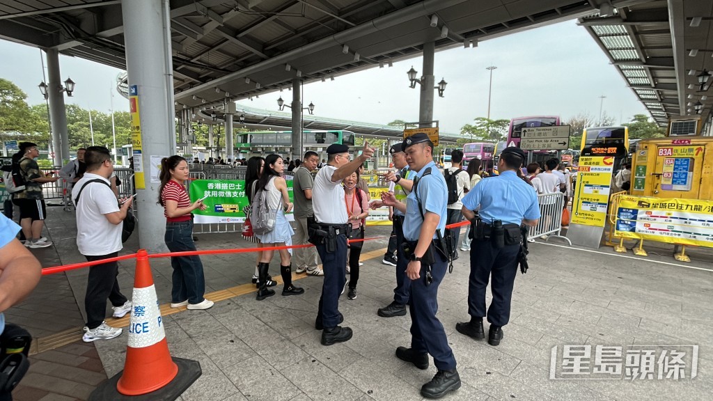 警方在深圳灣口岸加派人手維持秩序。
