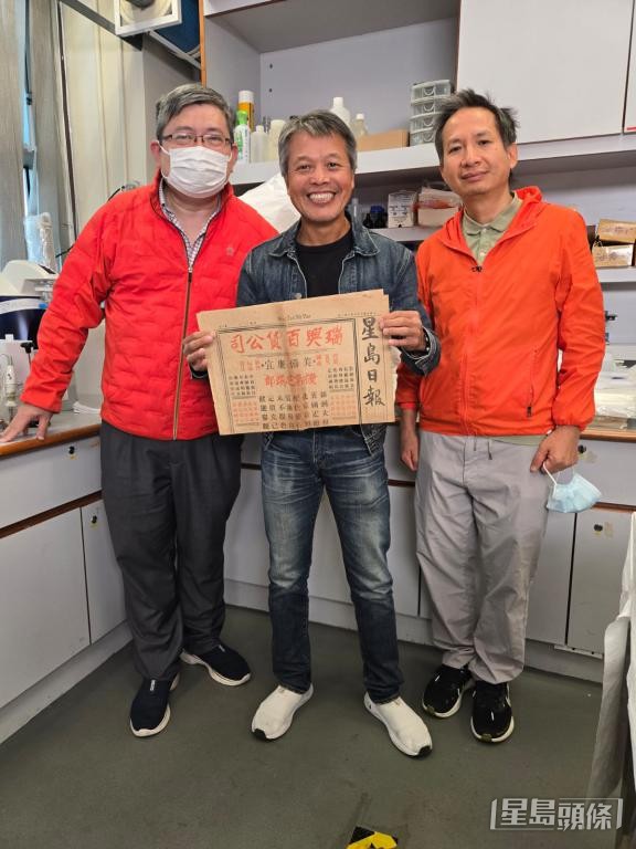 吴贵龙把一系列旧报借予馆方展出。左为香港历史博物馆馆长（常设展览及藏品）陈成汉，右为康文署一级助理馆长（文物修复）钟达志。 受访者提供