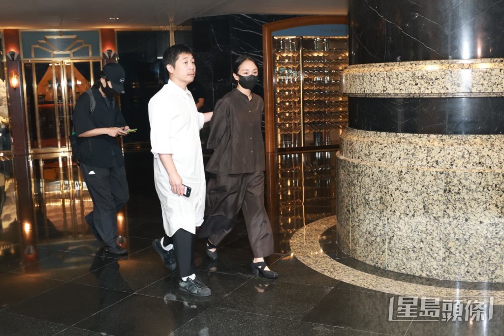 周迅送別施南生。