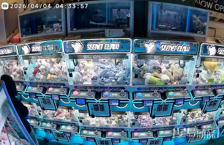 其中一名男賊有所動作。店主提供CCTV截圖