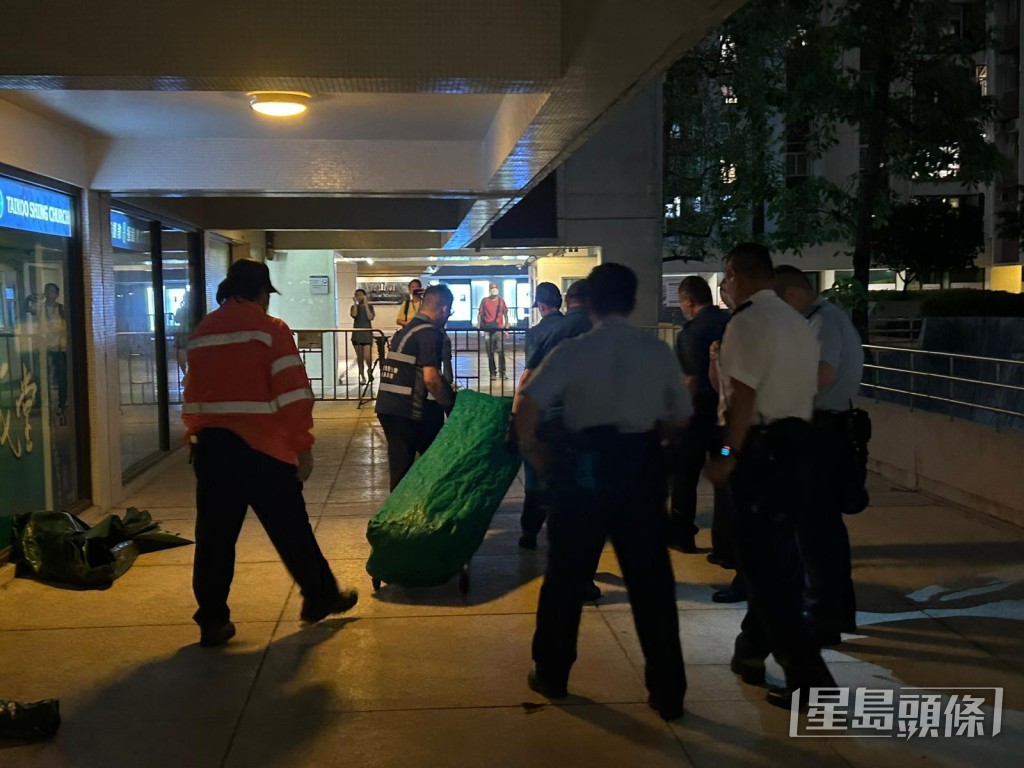 仵工到場舁走遺體。曾志恆攝 仵工到場舁走遺體。曾志恆攝