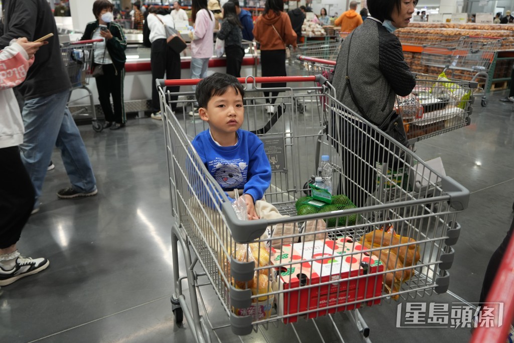 市民一家大小齊逛Costco。吳艷玲攝 市民一家大小齊逛Costco。吳艷玲攝