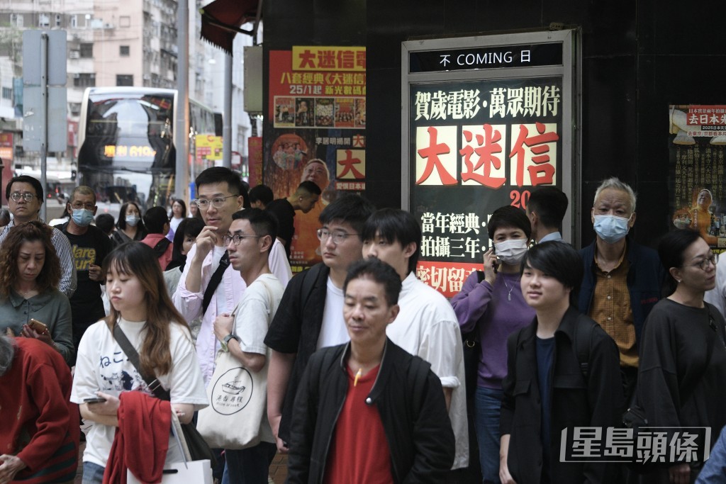 雜貨舖老闆指平日不少市民到新光睇戲，又有遊客來打卡，帶來很多人流。陳浩元攝