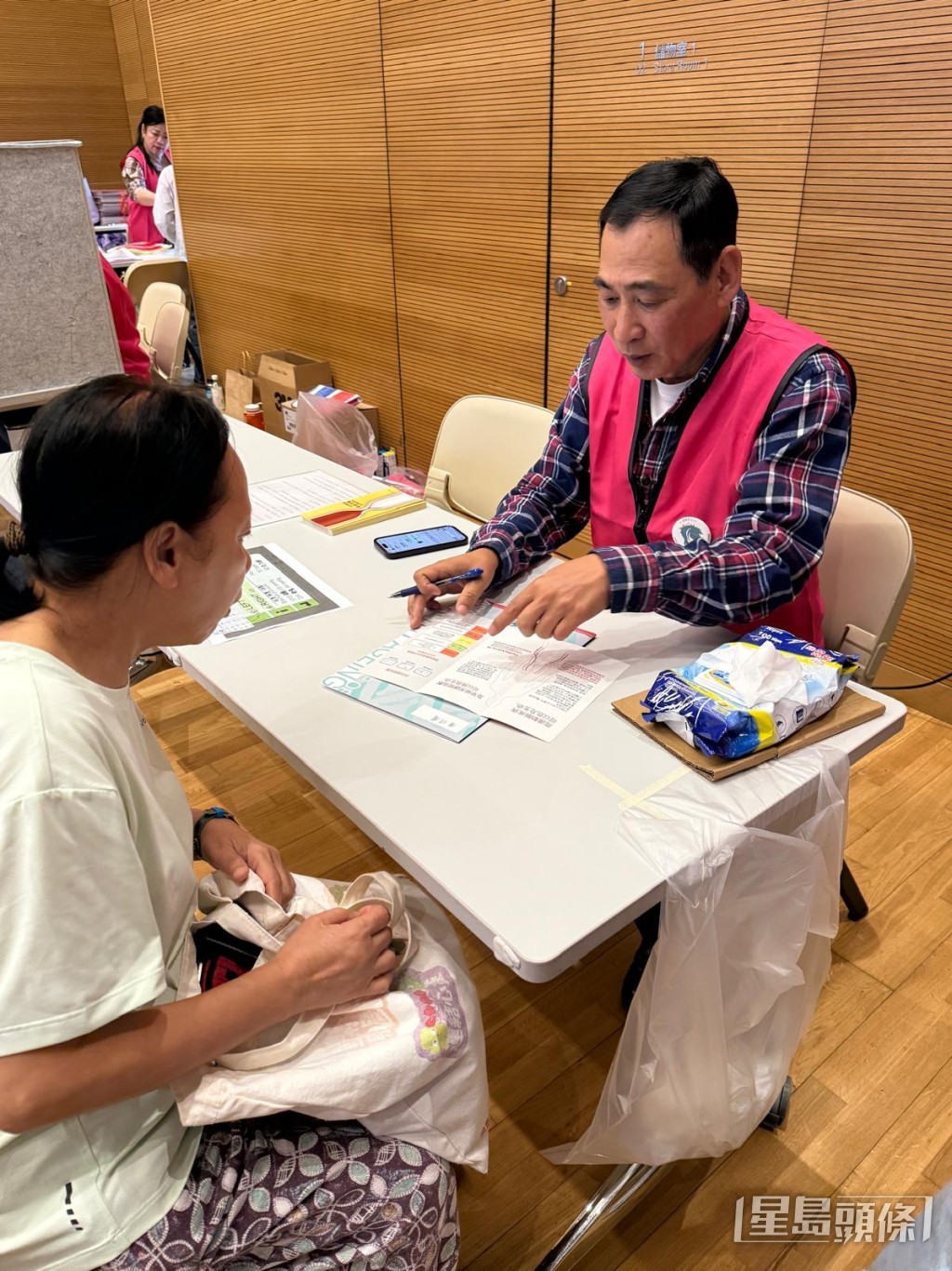 鄭俊偉日前在香港愛馬女士協會的慈善活動中擔任義工。