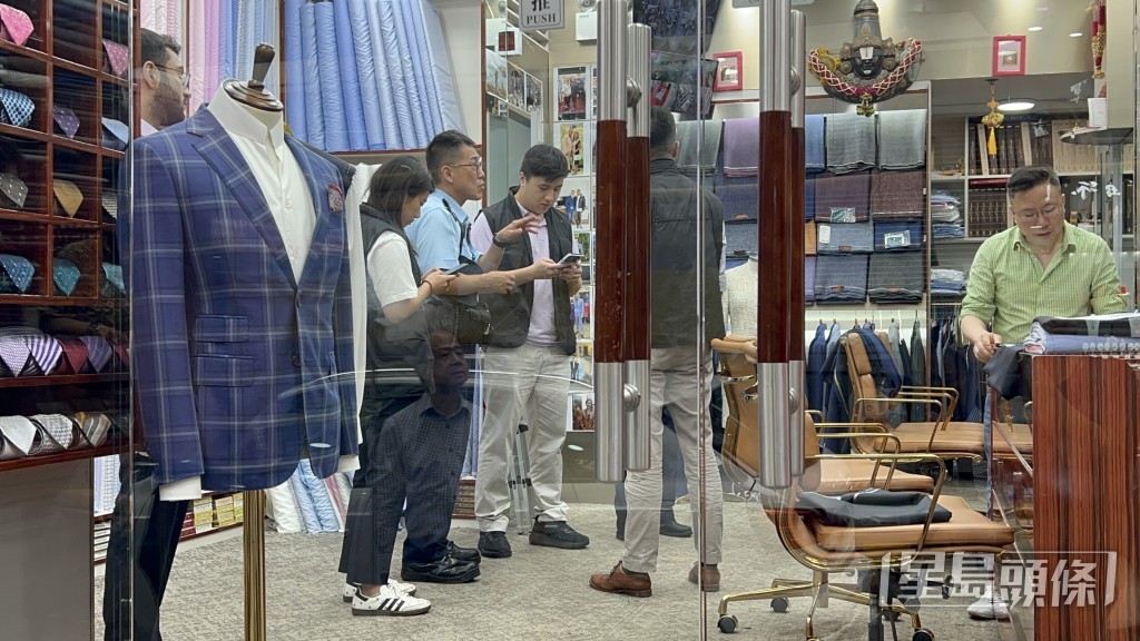 探員到店內調查。 探員到店內調查。