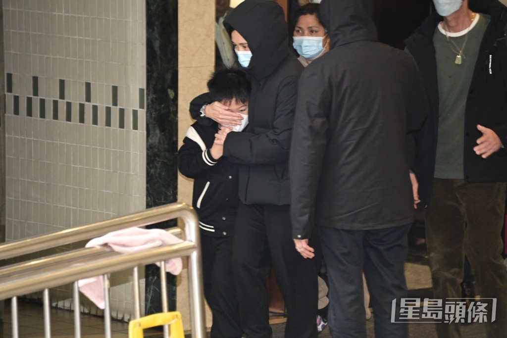 期间有人为两名小孩遮掩面部，以免被拍摄，未知是否柳俊江的子女。