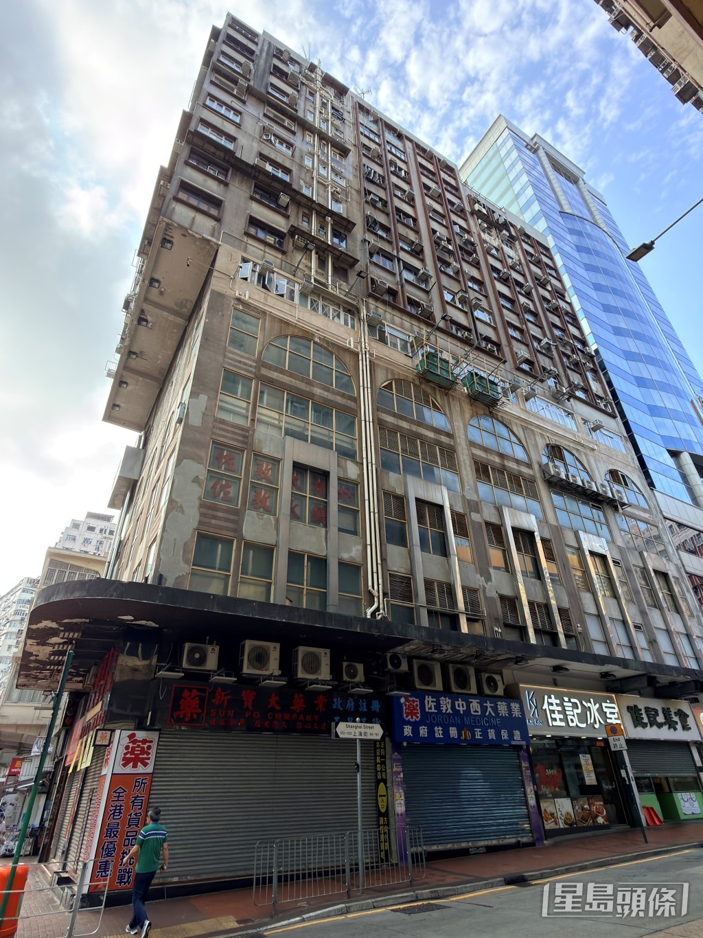 敦成大廈男子由一樓跌落地面腳骨折受傷送院。梁國峰攝