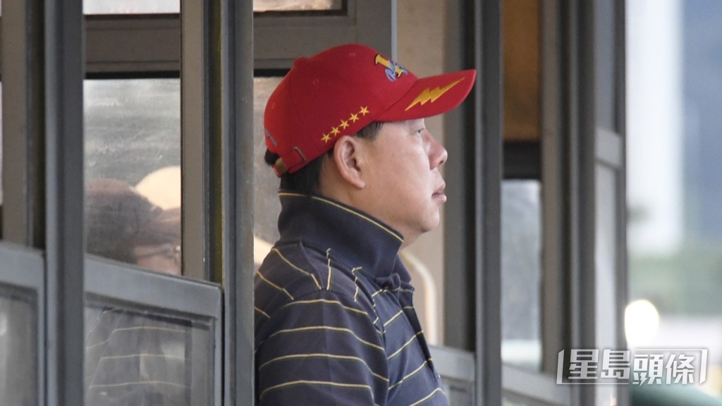 「精益大师」和「不同世界」今朝出跳时叶楚航走出跑道口向鞍上人教路，而且不断做手势动静多多。