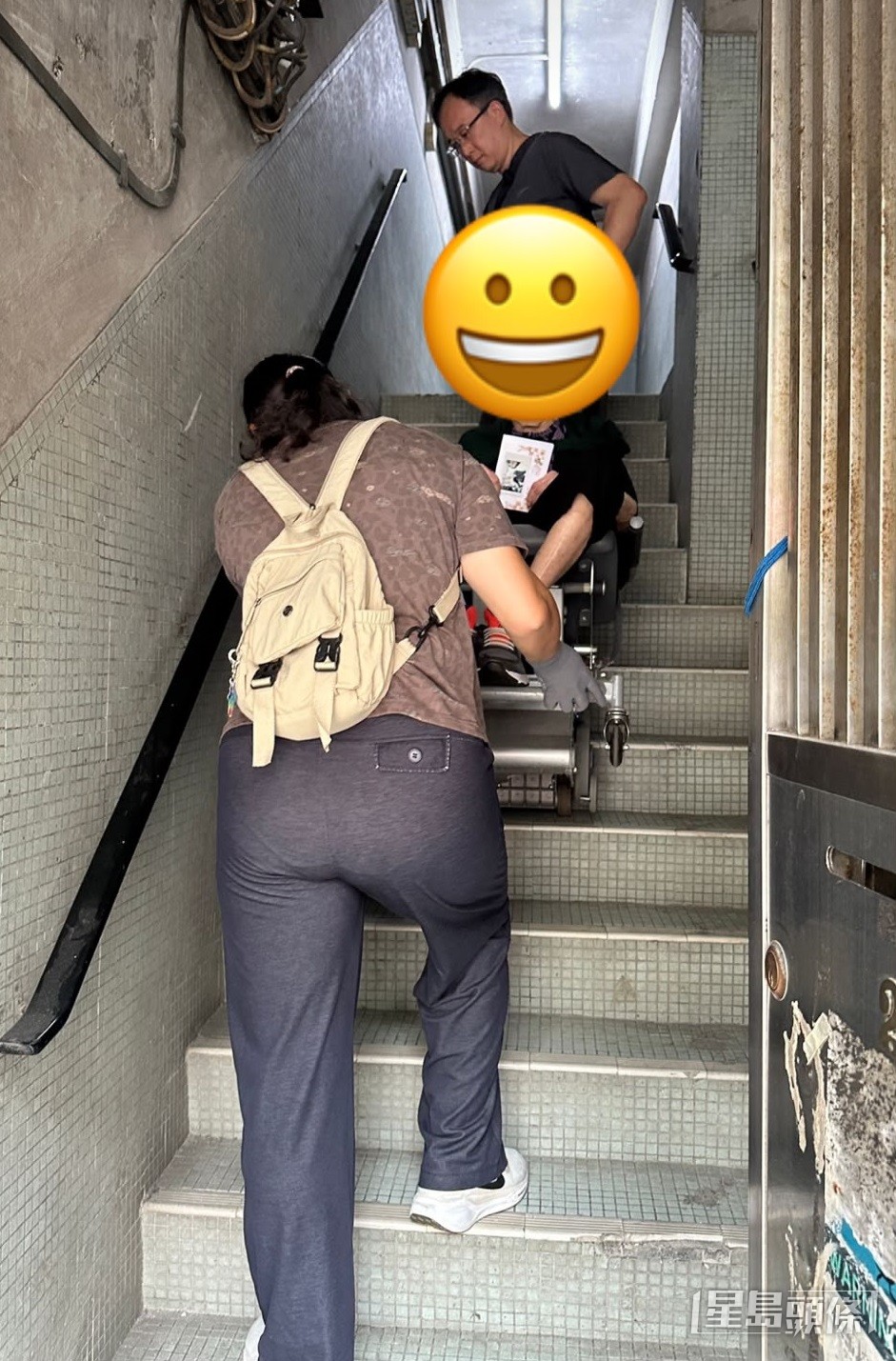 一般唐樓以一條樓梯進出，義工使用樓梯機時偶遇住戶抱怨。 受訪者提供