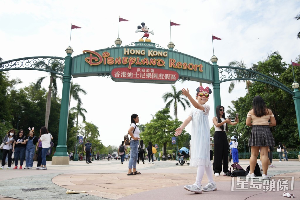 適逢華特迪士尼公司100周年,香港迪士尼樂亦推出全新美食和商品向華特・迪士尼致敬。蘇正謙攝 適逢華特迪士尼公司100周年,香港迪士尼樂亦推出全新美食和商品向華特・迪士尼致敬。蘇正謙攝