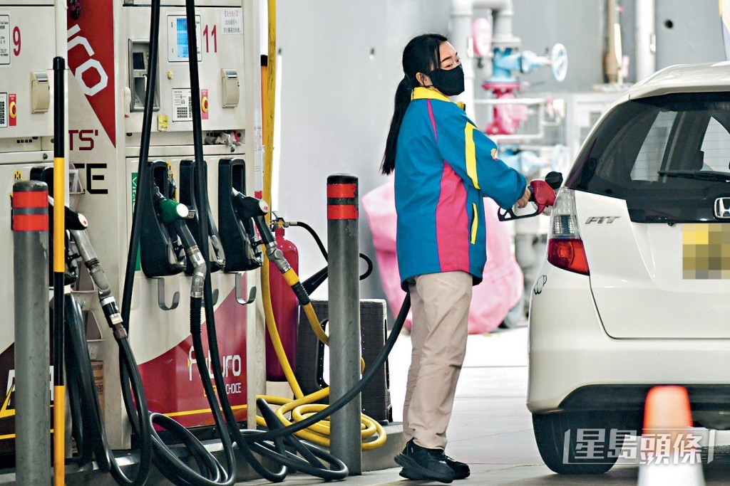 環境及生態局將會約見本地主要車用燃油供應商，跟進如何向公眾加強資訊透明度。資料圖片