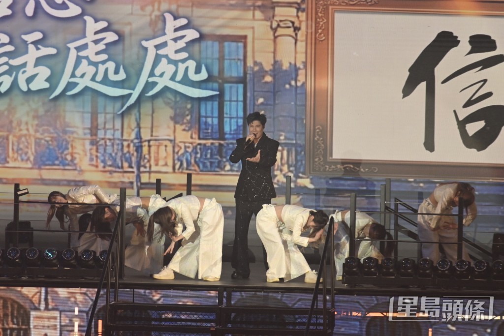 《中年好聲音3》亞軍張與辰則以〈就算世界無童話〉帶來溫暖。