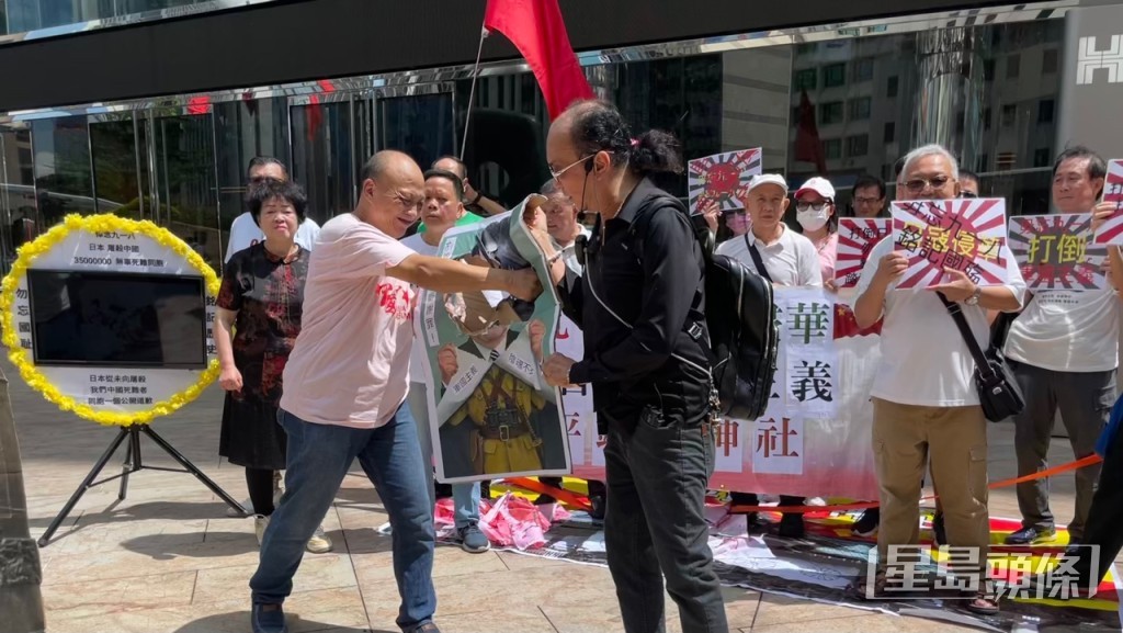 参与者手撕海报表达仇恨。谢晓雅摄