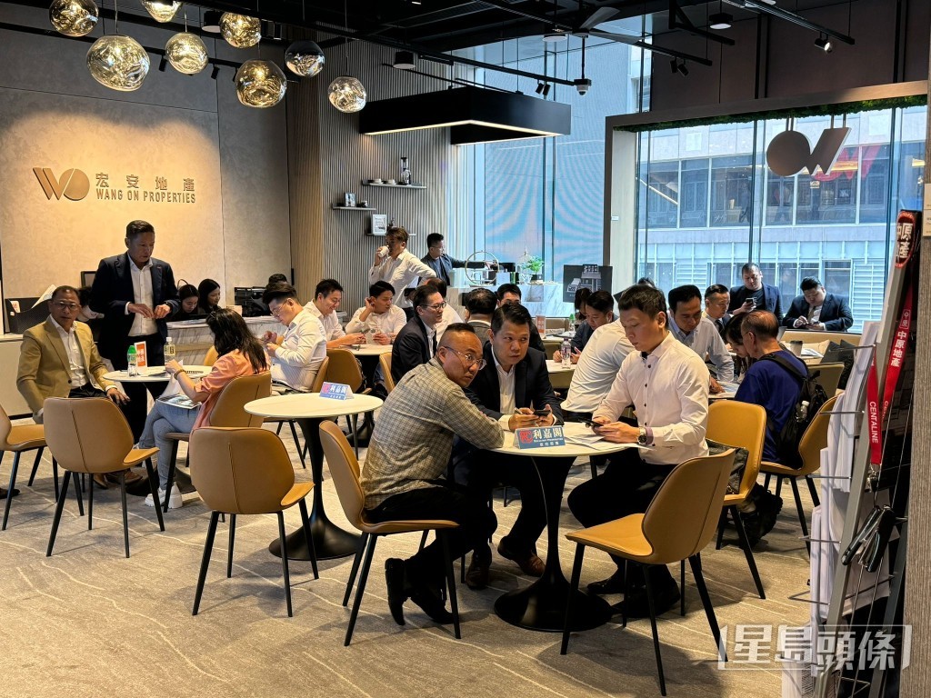 就下午位於項目於展銷廳現場所見，即吸引不少睇樓客前往。