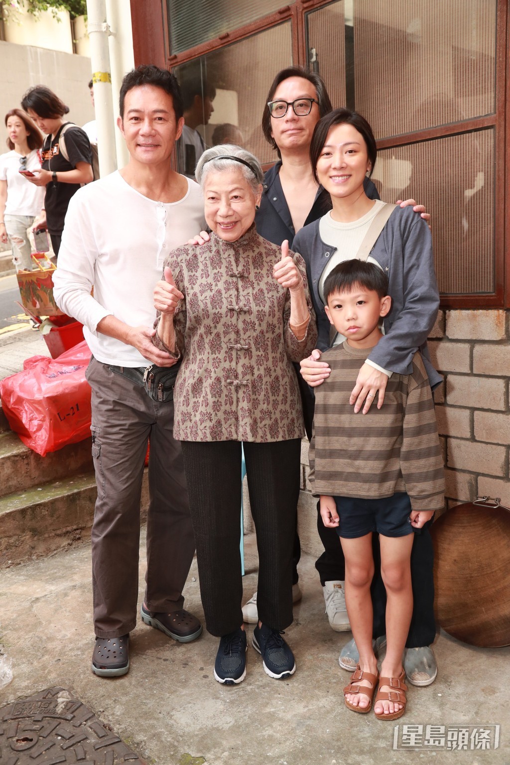 张兆辉与太太很支持导演彭发，早前与王敏奕及罗兰到西营盘为其执导的电影《再生人》拜神。