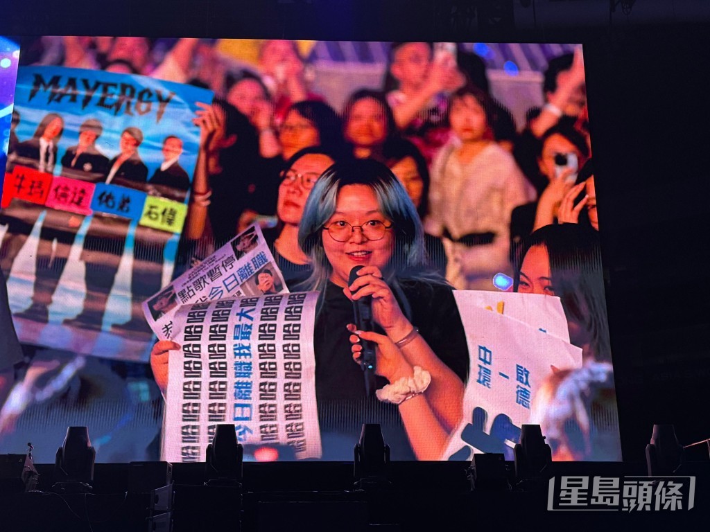五月天演唱會的點唱環節,歌迷都在台下高舉點唱紙牌。 五月天演唱會的點唱環節,歌迷都在台下高舉點唱紙牌。