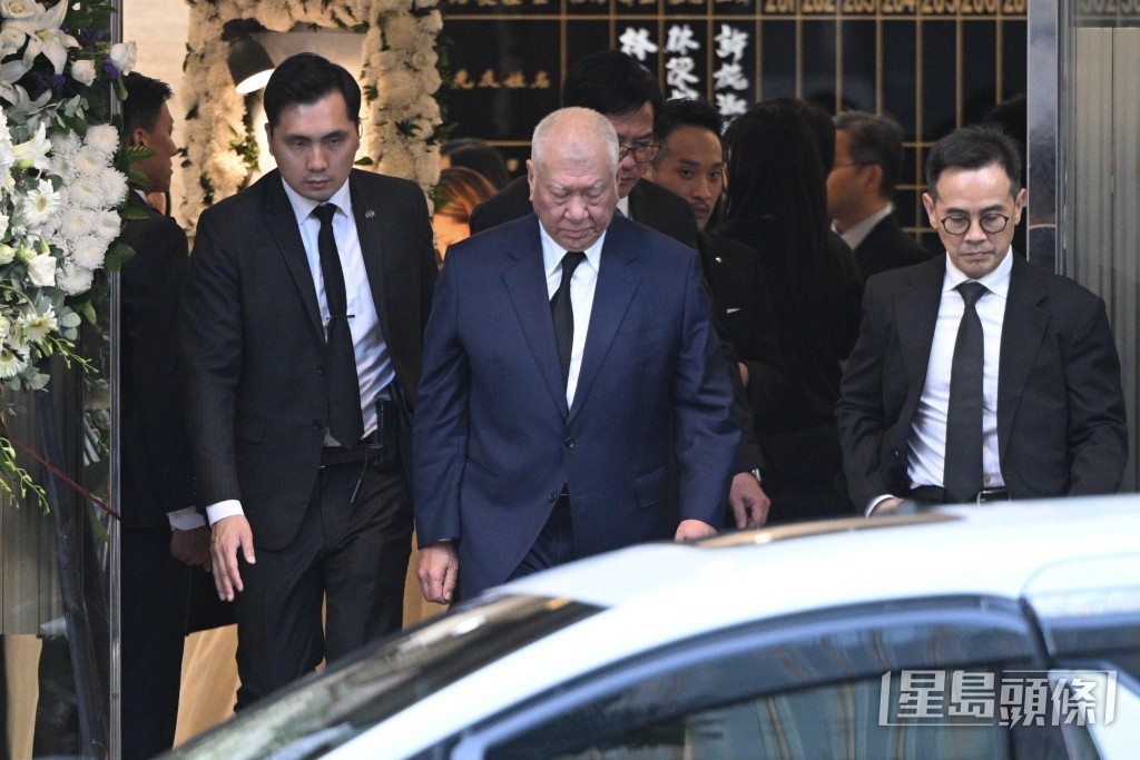全國政協副主席、澳門首任及第二任行政長官何厚鏵到達現場。 全國政協副主席、澳門首任及第二任行政長官何厚鏵到達現場。