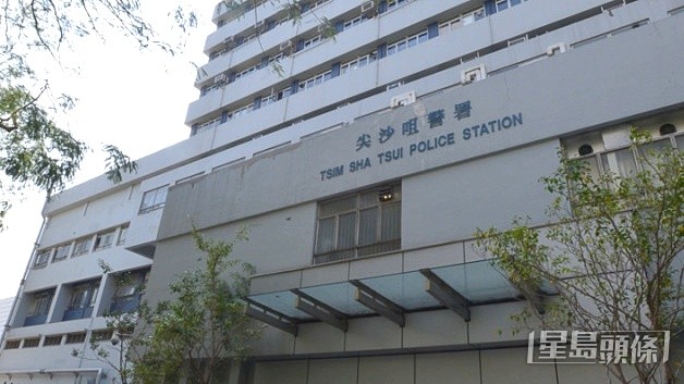 部分苦主到尖沙咀警署報案求助。 部分苦主到尖沙咀警署報案求助。