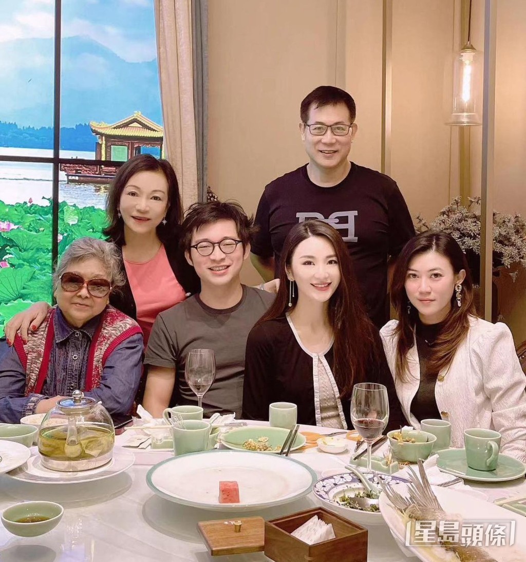 裕美已融入林作家中。 裕美已融入林作家中。