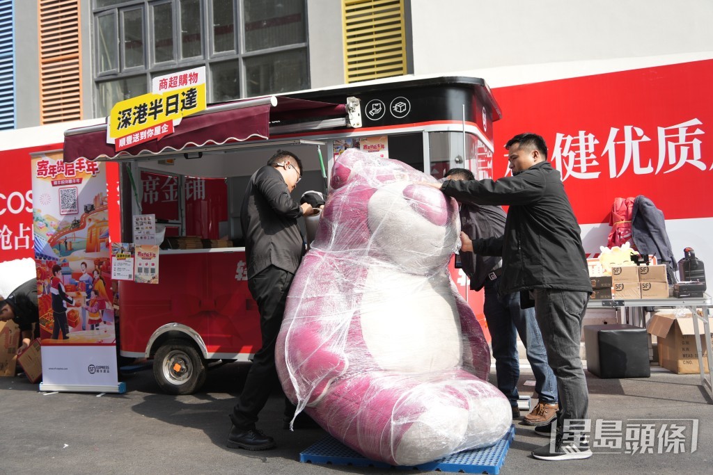 市民主攻茅台、愛馬仕及草莓熊等商品。吳艷玲攝 市民主攻茅台、愛馬仕及草莓熊等商品。吳艷玲攝