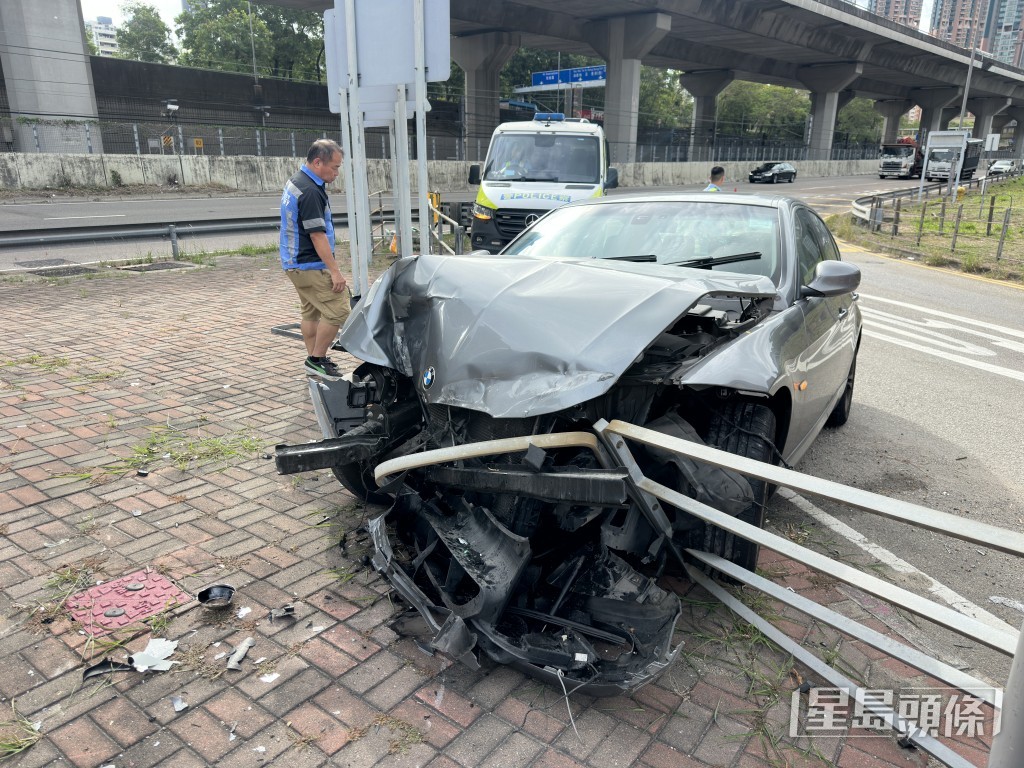 寶馬車頭嚴重損毀。梁國峰攝