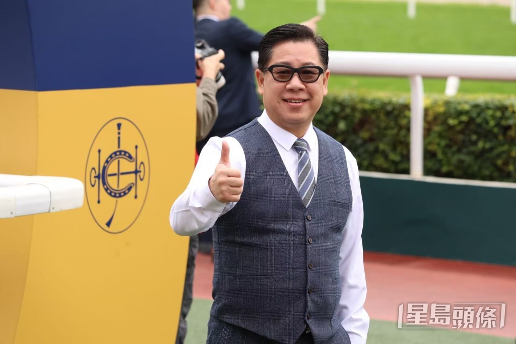 葉楚航 (圖) 是前香港本地冠軍練馬師，練馬功夫無容置疑，原來他也十分喜歡貓狗，他和家人也有養貓狗，擔任此比賽評判最適合不過。